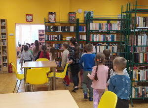 Zdjęcie przedstawia dzieci w bibliotece