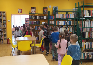 Zdjęcie przedstawia dzieci podczas wycieczki do biblioteki
