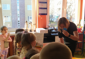 Zdjęcie przedstawia dzieci w bibliotece