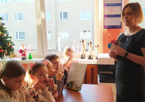 Zdjęcie przedstawia dzieci w bibliotece