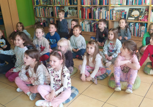 Zdjęcie przedstawia dzieci podczas słuchania bajki