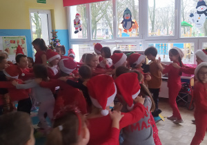 Zdjęcie przedstawia dzieci podczas tańca