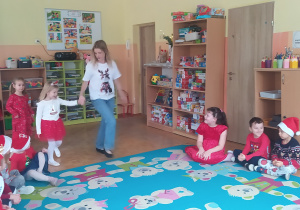 Zdjęcie przedstawia mikołajkowy pokaz mody