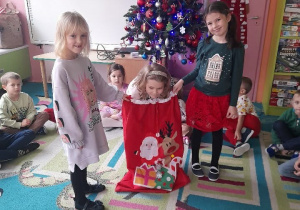 Martynka przy worku świętego Mikołąja