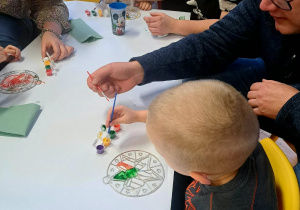 Czarek wraz z tatą malują ozdobę