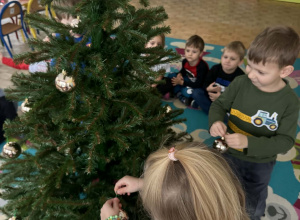 wspólne ubieranie choinki