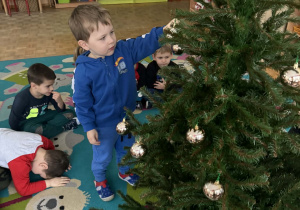 Czarek zawiesza bombkę