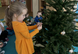 Zuzia wybiera miejsce na swoja bombkę