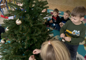Zosia i Ignaś ubierają choinkę
