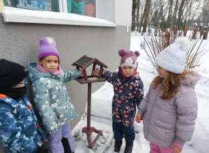 Dinusie dokarmiają ptaki