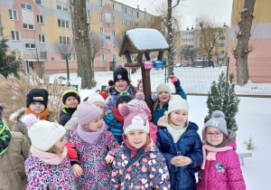 Dinusie dokarmiają ptaki