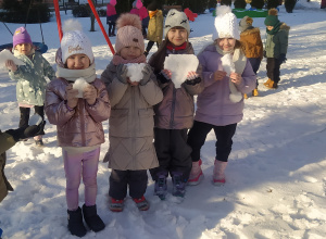 Zdjęcie przedstawia dzieci, każdy znalazł bryłę śniegu