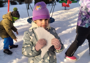 Zdjęcie przedstawia dziewczynkę podczas zabawy