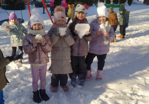 Zdjęcie przedstawia grupę dzieci