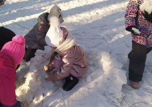 Dzieci budują igloo