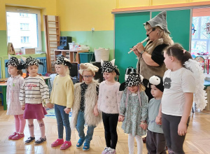 Zdjęcie przedstawia grupę dzieci podczas koncertu