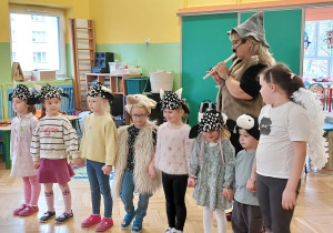 Zdjęcie przedstawia grupę dzieci podczas koncertu