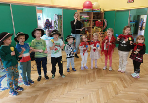 Zdjęcie przedstawia grupę dzieci podczas koncertu