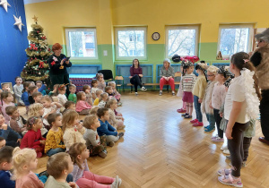 Zdjęcie przedstawia grupę dzieci podczas koncertu