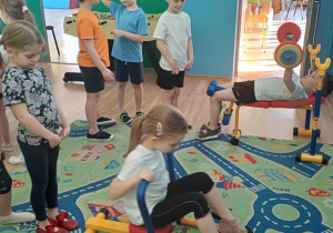 Dzieci ćwiczą na siłowni