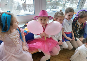 Zdjęcie przedstawia dzieci podczas balu