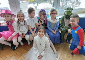 Zdjęcie przedstawia dzieci podczas balu