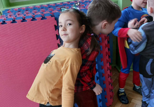 Zdjęcie przedstawia dzieci podczas zabawy