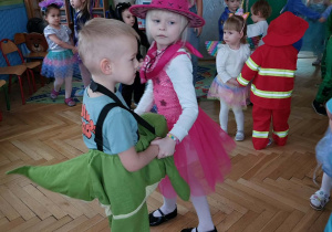 Zdjęcie przedstawia chłopca przebranego za dinozaura