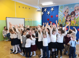 Zdjęcie przedstawia dzieci podczas tańca