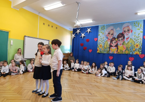 Zdjęcie przestawia dzieci witające babcie i dziadków