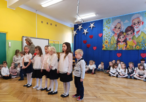 Zdjęcie przedstawia grupę dzieci