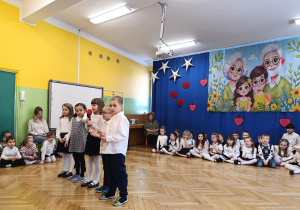 Zdjęcie przedstawia grupę dzieci