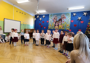 Zdjęcie przedstawia grupę Biedronek