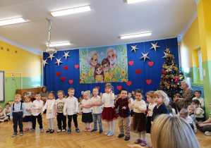 Zdjęcie przedstawia grupę Biedronek