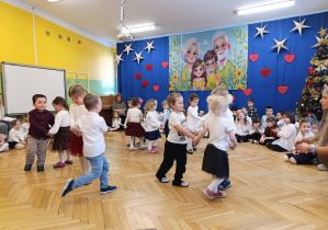 Zdjęcie przedstawia grupę Biedronek podczas tańca