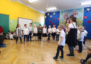 Zdjęcie przedstawia grupę Dinusiów