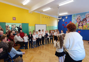 Zdjęcie przedstawia grupę Żabek