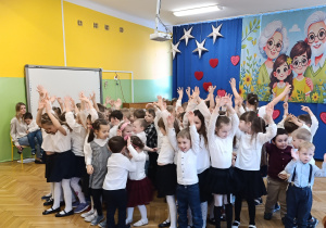 Zdjęcie przedstawia grupę dzieci podczas tańca