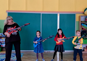 Zdjęcie przedstawia Panią Ulę z dziećmi