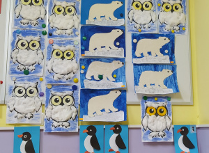 Zdęcie przedstawia prace plastyczne dzieci