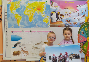 Zdjęcie przedstawia dzieci przy naszych tablicach demonstracyjnych