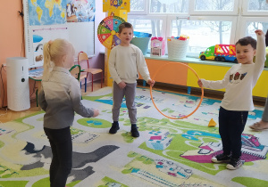 Zdjęcie przedstawia dzieci podczas zabawy ruchowej Focze figle