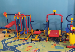 Zdjęcie przedstawia mini siłownię dla dzieci