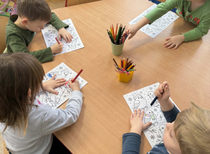 dzieci maluja kredkami