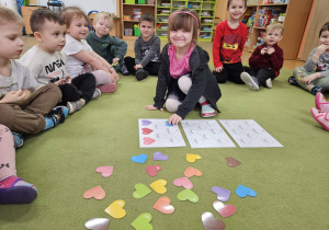 Marysia układa serduszko