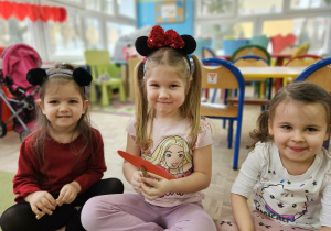 Dziewczynki życzą każdemu dużo radości