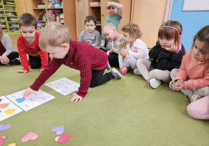 Wojtek układa serce