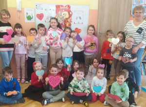 Zdjęcie przedstawia grupę Dinusiów