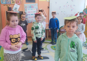 Zdjęcie przedstawia dzieci z sercem na głowie