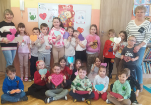 Zdjęcie przedstawia grupę Dinusiów